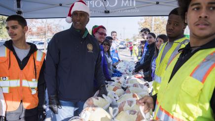 Assemblymember Cooper and volunteers at turkey distribution tables
